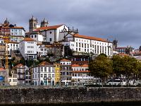 Blick zu den Häusern der Altstadt mit der Igreja de São João Novo - Porto
